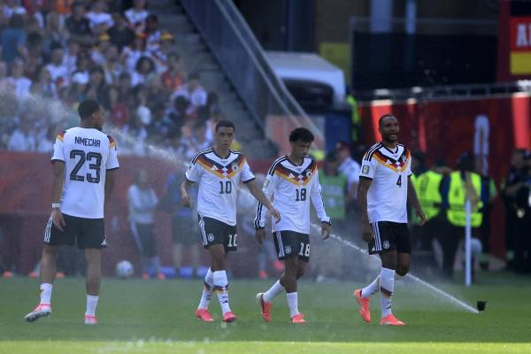 TORONTO (CANADÁ).- Imagen de archivo de los jugadores de Alemania reaccionan durante la pausa de hidratación en un partido del Mundial de la FIFA 2026. EFE/ Bienvenido Velasco
