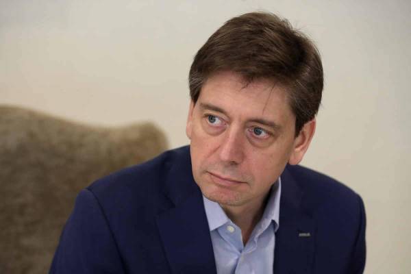 <i>El presidente de Airbus para Latinoamérica, Arturo Barreira, habla durante una entrevista con EFE este lunes, en Lima (Perú). América Latina y el Caribe requerirá unos 2.600 nuevos aviones en los próximos veinte años, tiempo en el que se prevé que el tráfico aéreo se duplique en la región, de acuerdo a las previsiones del gigante aeronáutico europeo Airbus, cuyo presidente para Latinoamérica detalló en una entrevista con EFE que la mitad de las nuevas unidades serán para reemplazar a las flotas actuales. EFE/ Paolo Aguilar</i>