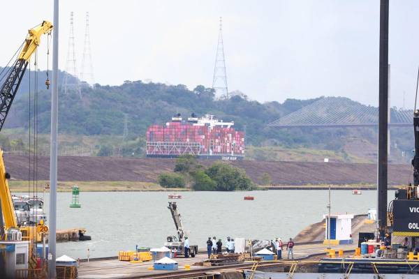 <i>Fotografía que muestra un barco de carga pasando por el Canal de Panamá este martes, en Ciudad de Panamá (Panamá). El Canal de Panamá aspira que los primeros reasentamientos de familias impactadas por el proyecto de construcción de un tercer embalse que alimente la vía interoceánica, la única de agua dulce del mundo, comiencen alrededor de mayo de 2027, afirmaron fuentes oficiales. EFE/ Carlos Lemos</i>