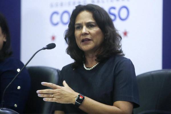 <i>Fotografía de archivo del 16 de julio de 2024 que muestra a la entonces subadministradora del Canal de Panamá, Ilya Espino de Marotta, hablando durante una rueda de prensa, en Ciudad de Panamá (Panamá). Ilya Espino, hasta ahora la segunda al mando del Canal de Panamá, fue designada como la nueva administradora de la vía por la que pasa entre el 3 % y el 6 % del comercio mundial, informó este jueves el presidente panameño, José Raúl Mulino. EFE/ Carlos Lemos / ARCHIVO</i>