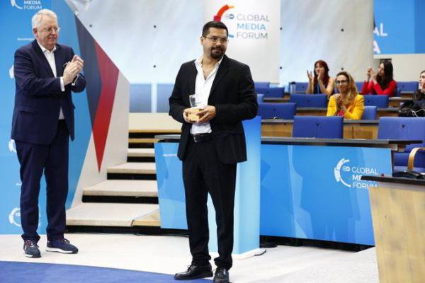 Periodista salvadoreño recibe Premio a la Libertad de Expresión
