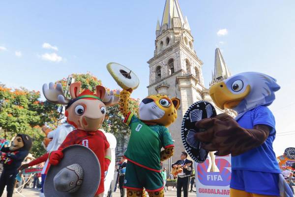 <i>Las mascotas de la Copa Mundial de la FIFA 2026, Zayu (c), Clutch (d) y Mapple se presentan en el centro histórico de Guadalajara (México). EFE/ Francisco Guasco</i>