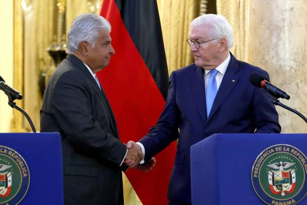 <i>El presidente de Panamá, José Raúl Mulino (i), estrecha la mano de su homólogo alemán Frank-Walter Steinmeier, al termino de unas declaraciones este lunes, en Ciudad de Panamá (Panamá). Steinmeier calificó a Panamá como un socio fiable tras una reunión con el mandatario panameño, José Raúl Mulino, en la que se anunció el relanzamiento de las relaciones diplomáticas y comerciales a fin de impulsar la cooperación EFE/ Carlos Lemos</i>