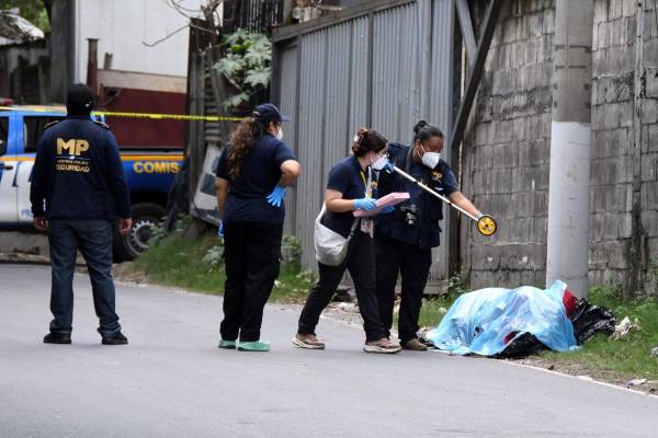 <i>Las autoridades atribuyen estos crímenes principalmente a disputas violentas entre las pandillas Mara Salvatrucha y Barrio 18, declaradas en 2025 como grupos terroristas por la legislación guatemalteca. EFE/ Alex Cruz</i>