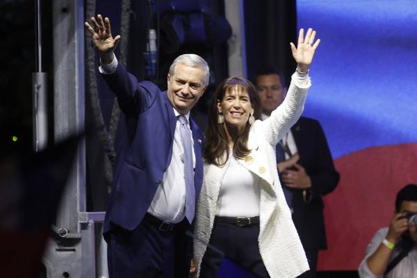 AME8282. SANTIAGO (CHILE), 14/12/2025.- El candidato a la Presidencia de Chile por el Partido Republicano y Social Cristiano, José Antonio Kast, saluda junto a su esposa, Pía Adriasola, tras ganar la segunda vuelta de las elecciones presidenciales este domingo, en Santiago (Chile). Kast dijo en su primer discurso tras su apabullante victoria en la segunda vuelta que será el presidente de todos, sin excepción, y que va a haber un cambio real en el país. EFE/ Elvis González