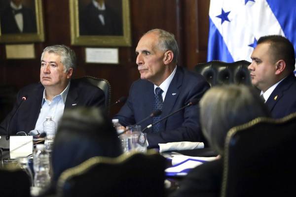 Fotografía cedida por Casa Presidencial de Honduras que muestra al presidente, Nasry 'Tito' Asfura (c) durante el primer Consejo de Ministros este martes, en Tegucigalpa (Honduras). EFE/ Casa Presidencial de Honduras