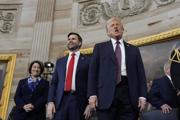 <i>El presidente Donald Trump, en el centro, en el escenario junto al vicepresidente J.D. Vance y la senadora Amy Klobuchar, a la izquierda, tras ser juramentado como el 47º presidente de los Estados Unidos durante la 60ª ceremonia de investidura presidencial en la Rotonda del Capitolio de Estados Unidos en Washington, el lunes 20 de enero de 2025. (Estados Unidos) EFE/EPA/Morry Gash / POOL</i>