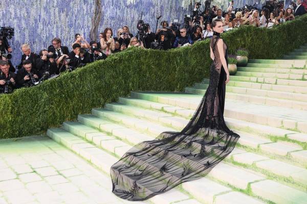 <i>La modelo británica Cara Delevingne posa en la alfombra blanca de la Gala Met 2026. EFE/SARAH YENESEL</i>