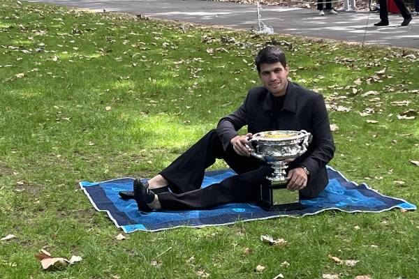 <i>El tenista español Carlos Alcaraz posa con un trofeo este lunes, en Melbourne (Australia). Alcaraz aseguró a EFE que la conquista del Abierto de Australia fue muy, muy bonita por todo lo que la rodeó, desde el trabajo previo y las dudas iniciales hasta el contexto de una final histórica ante Novak Djokovic, con Rafael Nadal como testigo en el palco. EFE/ Edurne Morillo</i>