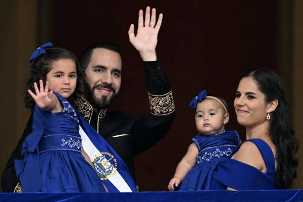 <i>El presidente de El Salvador, Nayib Bukele (2do-izq.), saluda junto a su esposa Gabriela Rodríguez (der.) y sus hijas Layla (izq.) y Aminah durante su ceremonia de toma de posesión, en el Palacio Nacional en el centro de San Salvador el 1 de junio de 2024. (Foto de Marvin RECINOS / AFP)</i>