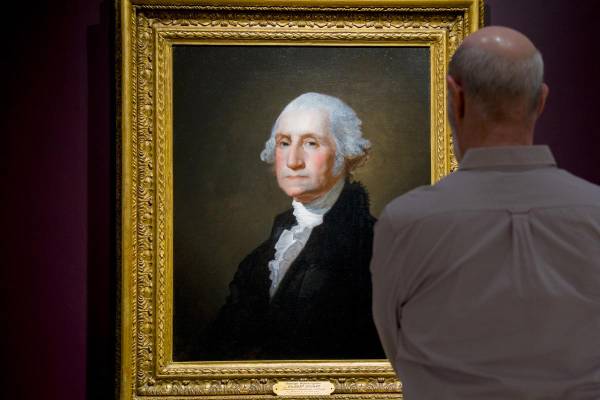 <i>Una persona observa el retrato del expresidente de Estados Unidos George Washington (1789-1797) hecho por el artista Gilbert Stuart (1755-1828). EFE/ Ángel Colmenares</i>