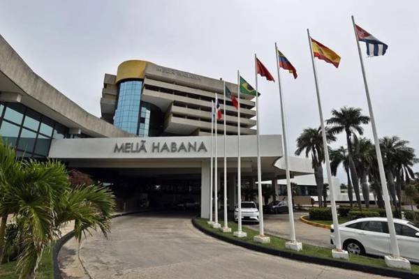 En su comunicado, Meliá explica que está evaluando los impactos financieros de esta decisión, (Foto: EFE/ Ernesto Mastrascusa)
