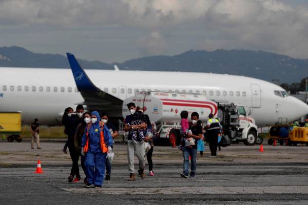 Fotografía de archivo de un vuelo de deportación de guatemaltecos desde Estados Unidos. EFE/ Esteban Biba
