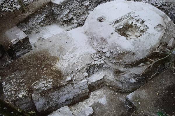 <i>Fotografía que muestra una imagen del hallazgo de una singular estructura ritual maya, en el sitio prehispánico El Tigre, que aporta datos inéditos sobre las complejas prácticas ceremoniales y los patrones sociales del periodo preclásico terminal, este lunes en el Palacio Nacional de la Cultura, en Ciudad de Guatemala (Guatemala). EFE/ Mariano Macz</i>