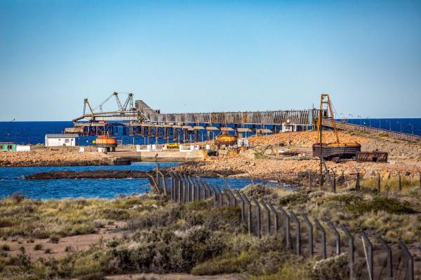 <i>Fotografía de archivo del complejo donde se desarrollará el puerto de YPF para la exportación de gas GNL en Sierra Grande, en la provincia de Rio Negro (Argentina). EFE/ Juan Macri</i>
