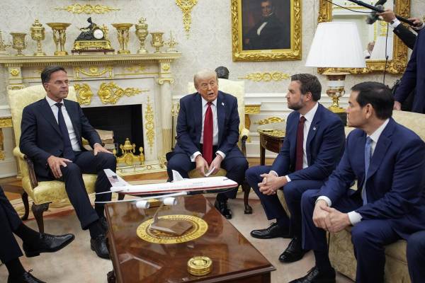 El líder estadounidense dio estas declaraciones al iniciar una reunión con el secretario general de la OTAN, Mark Rutte, en el Despacho Oval de la Casa Blanca. EFE/EPA/YURI GRIPAS / POOL