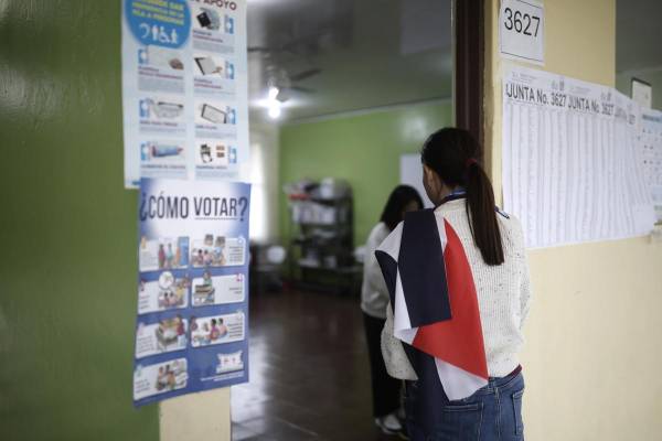 <i>Una persona asiste a un centro de votación para ejercer su voto durante las elecciones de Costa Rica este domingo, en Cartago (Costa Rica). EFE/ Jeffrey Arguedas</i>