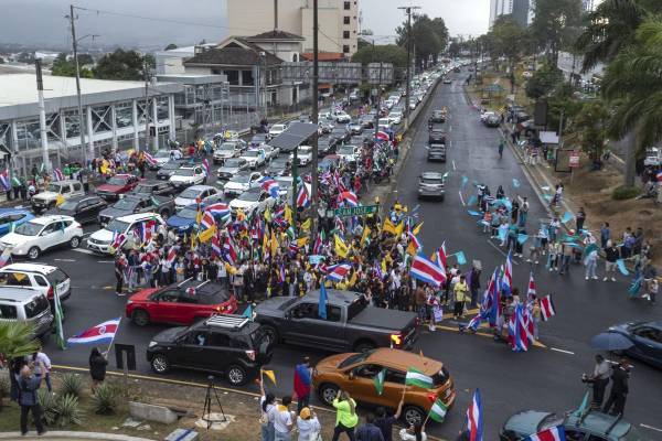 <i>Fotografía que muestra personas con banderas de los diferentes partidos políticos reunidas este domingo, en la fuente de la Hispanidad en San José (Costa Rica). EFE/ Alexander Otárola</i>