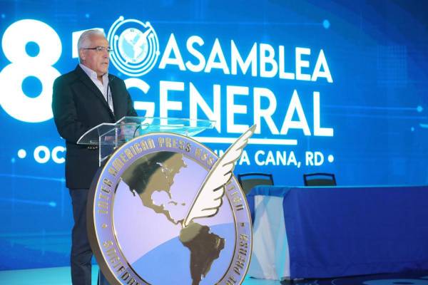 <i>El presidente de la SIP, José Roberto Dutriz, habla durante la ceremonia inaugural de la 81ª Asamblea General de la Sociedad Interamericana de Prensa (SIP) este jueves, en Punta Cana (República Dominicana). EFE/ Presidencia R. Dominicana </i>
