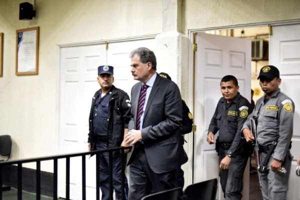 Guatemala: Expresidente Colom y el jefe de Oxfam irán a juicio por corrupción