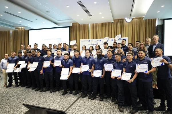 La Academia de Técnicos Aeronáuticos (ATA) de Copa Airlines celebró la graduación de 47 técnicos de mantenimiento aeronáutico, un acto en donde se destacó la creciente incorporación de mujeres en un sector históricamente dominado por hombres. EFE/ Bienvenido Velasco