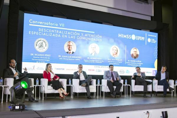 <i>El jefe de la oficina del Fondo de Población de las Naciones Unidas (UNFPA) en Costa Rica, Juan Luis Bermúdez (i); la jefa de farmacia del hospital Enrique Baltodano en Liberia (Costa Rica), Mailyn Ulate (2-i); el gerente general la farmacéutica Roche para Caribe, Centroamérica y Venezuela, Álvaro Soto (c-i); el director de Farmacoepidemiologia de la Caja Costarricense del Seguro Social (CCSS), Ricardo Pérez (c-d); el investigador en biología del cáncer de la Universidad de Costa Rica, Warner Alpízar (2-d); y el coordinador médico de Medicina Domiciliaria del Hospital Italiano de Buenos Aires, Cristian Gallo (d), participan en una panel este martes, en San José (Costa Rica). EFE/ Jeffrey Arguedas</i>