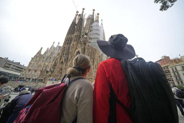 Varios turistas en las inmediaciones de la basílica de la Sagrada Familia de Barcelona.Fotografía de archivo. EFE/Alejandro García