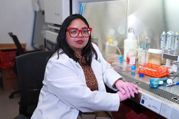 <i>La científica nicaragüense Lee Seng Lau lidera una investigación en la FIU sobre un escudo protector de azúcar en las células que podría ayudar a pacientes con cáncer a sobrevivir más tiempo y combatir mejor los tumores, con la meta de hacer tratamientos más accesibles. EFE/ Alberto Boal</i>