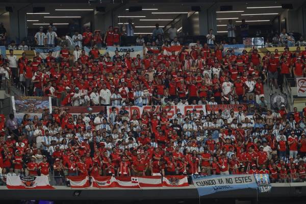 <i>Aficionados de ambas selecciones en las gradas en el partido del Mundial 2026 entre Argentina y Austria, este lunes en Arlington, Texas. EFE/Mariscal</i>