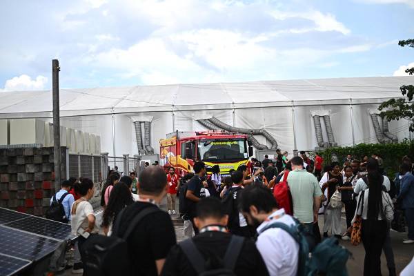 <i>Las llamas se desataron en un punto de la llamada 'Zona Azul', administrada y controlada por las Naciones Unidas, y donde se encuentran las salas de reunión y los diversos pabellones de los países y organizaciones internacionales que participan en la cita. EFE/ Andre Borges</i>