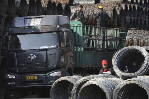 <i>Trabajadores chinos transportan productos de acero en un mercado mayorista en Shenyang, provincia de Liaoning, noreste de China. EPA/MARK CHINA OUT ARCHIVO</i>