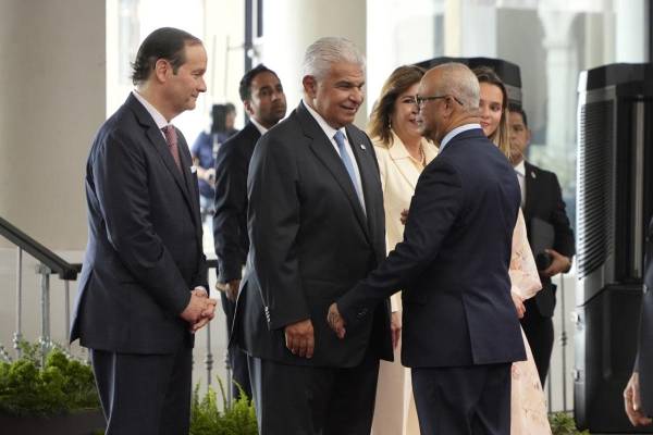 <i>El presidente de Panamá, José Raúl Mulino (c), saluda al secretario general de la Organización de los Estados Americanos (OEA), Albert Ramdin (d), a su llegada a los actos conmemorativos del Bicentenario del Congreso Anfictiónico este lunes, en Ciudad de Panamá (Panamá). Panamá conmemora los 200 años del Congreso Anfictiónico, la asamblea convocada por Bolívar en la capital panameña entre el 22 de junio y el 15 de julio de 1826 en un intento de unificar a los Estados americanos recién independizados de España. EFE/ Aris Mariota</i>