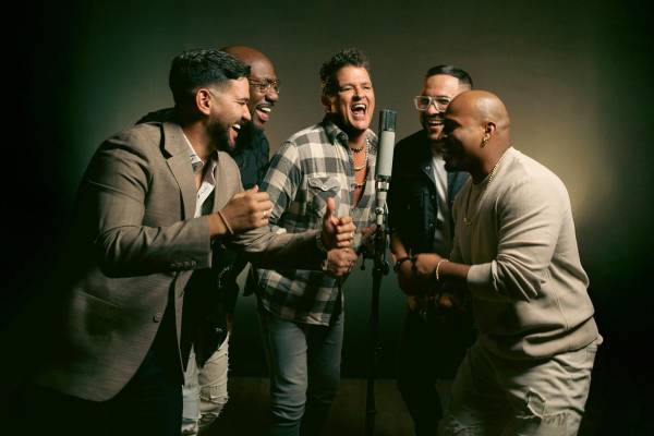 <i>Fotografía sin fecha cedida por la oficina de comunicaciones Paola España que muestra a los cantantes colombianos Carlos Vives (c) y los integrantes del Grupo Niche durante la grabación de la nueva versión de 'La tierra del olvido' en Santa Marta (Colombia). En una unión inédita para la música colombiana, Vives y Grupo Niche estrenaron este viernes la nueva versión en salsa de 'La tierra del olvido', un éxito del vallenato moderno que cumple tres décadas desde su lanzamiento. EFE/ Prensa Paola España</i>