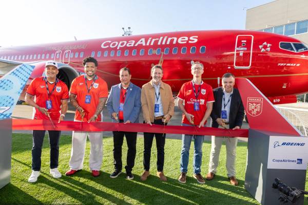 <i>Fotografía cedida por Copa Airlines que muestra al director senior de mercadeo de Copa Airlines, Marco Ocando (i); el exjugador de la Selección Nacional de Fútbol de Panamá, Román Torres (2-i); el presidente encargado de FEPAFUT, Fernando Arce (c-i); el director técnico de la Selección Nacional de Fútbol de Panamá, Thomas Christiansen (c-d); el vicepresidente de operaciones de Copa Airlines, Daniel Gunn (2-d); y el vicepresidente de ventas para Latinoamérica y el Caribe de Boeing, José Sicilia, posando durante el corte de cinta, en Ciudad de Panamá (Panamá). EFE/ Copa Airlines</i>