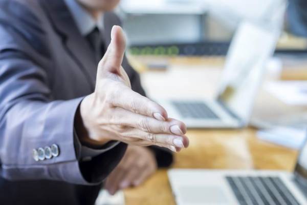<i>Las entrevistas no sirven únicamente para que la empresa evalúe al candidato; también representan una oportunidad para que las personas descubran si realmente existe compatibilidad con la organización. ijeab / Getty Images/iStockphoto</i>