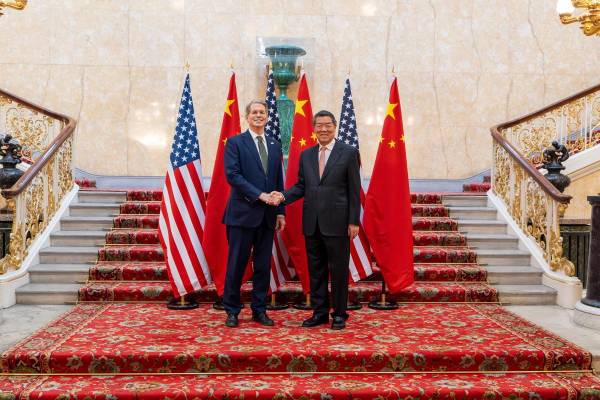 <i>El secretario del Tesoro de EEUU, Scott Bessent, y el viceprimer ministro chino, He Lifeng, durante el encuentro de las delegaciones de Estados Unidos y China, que han comenzado este lunes en el palacio de Lancaster House, en el centro de Londres, su reunión bilateral para tratar de desbloquear la negociación comercial entre ambas potencias.-EFE/ Departamento del Tesoro se los Estados Unidos</i>