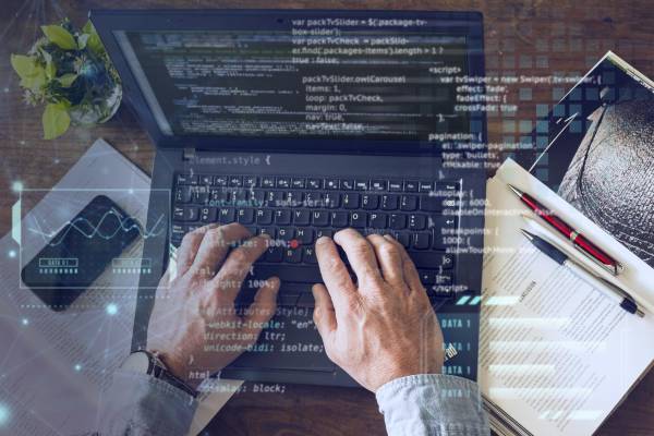 <i>En un mercado laboral cada vez más automatizado, la verdadera ventaja competitiva podría estar, por tanto, no en hacer todo con tecnología. Foto de iStock</i>