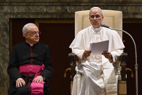 El papa León XIV pronuncia un discurso ante los representantes del cuerpo diplomático acreditado ante la Santa Sede. EFE/Vatican Meida/Simone Risoluti
