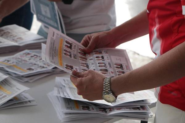 <i>Jurados electorales cuentan votos el 31 de mayo 2026 domingo en Cúcuta (Colombia). EFE/Mario Caicedo</i>