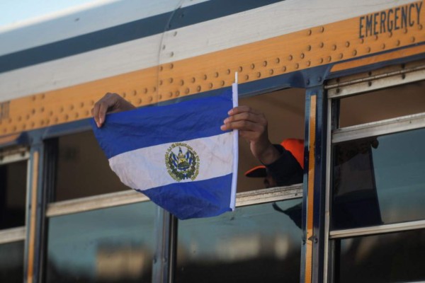 Nuevo grupo de migrantes salvadoreños emprende ruta hacia EEUU