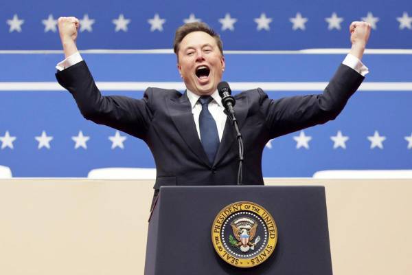 <i>Fotografía de archivo fechada el 20 de enero de 2025 del director ejecutivo de Tesla, Elon Musk, hablando en el escenario durante la ceremonia de investidura del presidente estadounidense Donald Trump en Washington (EE.UU.). EFE/EPA/ALLISON DINNER /ARCHIVO</i>