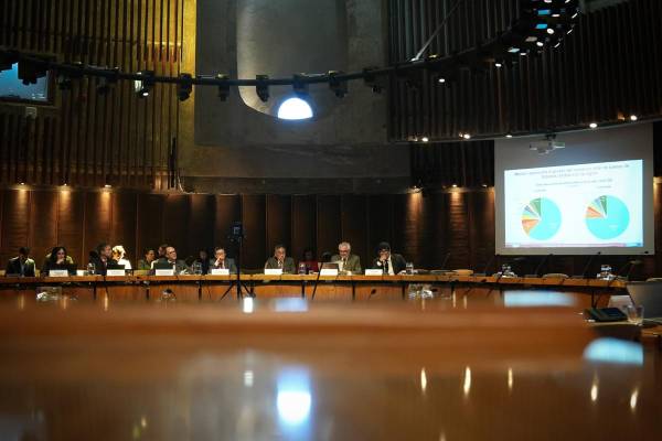 <i>FotografÍa cedida por la Comisión Económica para América Latina y el Caribe (Cepal), de su secretario ejecutivo, José Manuel Salazar-Xirinachs (2-d), durante el lanzamiento de un informe este miércoles, en Santiago (Chile). EFE/ CEPAL</i>