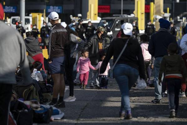 <i>Migrantes pasan en Tijuana, Baja California, Mexico on April 24, 2021. FOTO Guillermo Arias / AFP</i>