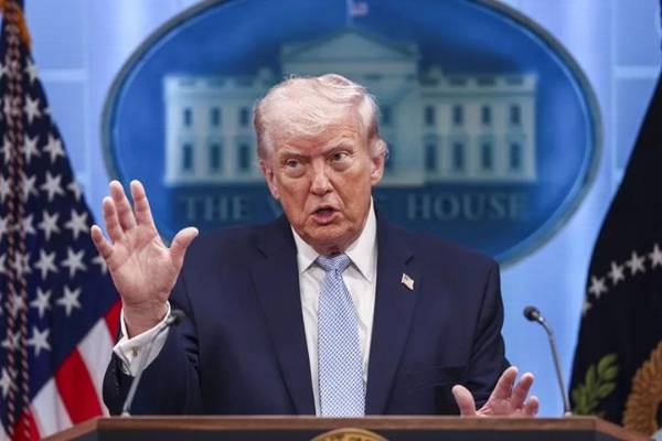 Esto es extorsión internacional, y los líderes de los países, especialmente de Estados Unidos, jamás se dejarán extorsionar, dijo el presidente Donald Trump a través de su red Truth Social. (Foto: EFE)