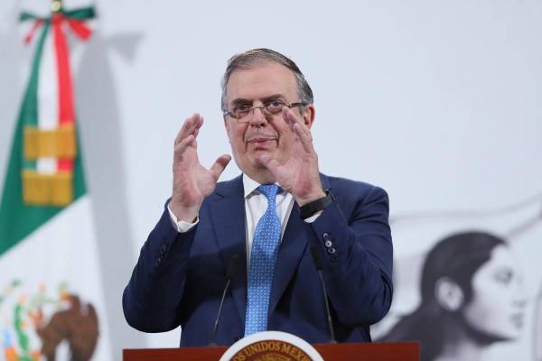 <i>El secretario de Economía, Marcelo Ebrard, habla durante una rueda de prensa en Palacio Nacional de la Ciudad de México (México). Imagen de archivo. EFE/ Mario Guzmán</i>