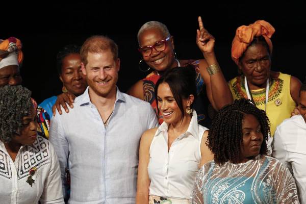 <i>Los duques de Sussex, el príncipe Enrique y Meghan, participan junto a la vicepresidenta de Colombia, Francia Márquez (d), en el Foro Mujeres Afro y Poder, este domingo en Cali (Colombia). FOTO EFE/ Ernesto Guzmán</i>
