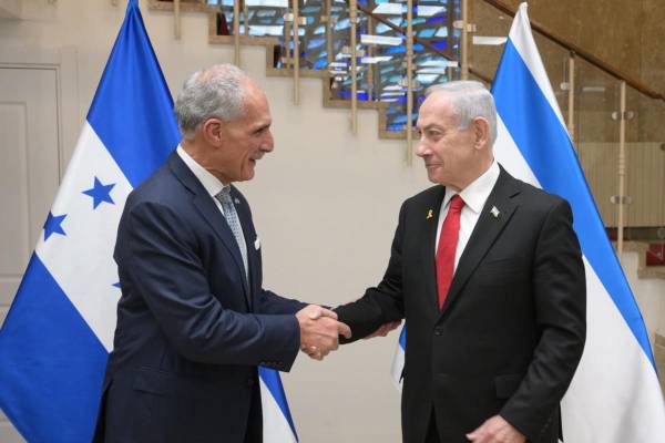 <i>El primer ministro israelí, Benjamín Netanyahu, recibió este domingo en su oficina de Jerusalén al presidente electo de Honduras, Nasry Asfura, a quien le expresó su voluntad de cooperar y mejorar las relaciones entre ambos países. El presidente hondureño previamente también mantuvo encuentros este domingo con su homólogo, Isaac Herzog, y con el ministro de Exteriores de Israel, Gideon Saar. -EFE/Amos Ben-Gershom (GPO) </i>