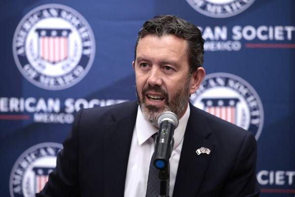 <i>El presidente de American Society de México (AmSoc), Larry Rubin, habla durante una rueda de prensa este lunes, en Ciudad de México (México). Rubin que el empresariado estadounidense en el país impulsa un acuerdo de seguridad paralelo en la revisión del Tratado entre México, Estados Unidos y Canadá (T-MEC), a la vez que advirtió de una enorme posibilidad de que el pacto se convierta en bilateral sin Ottawa. EFE/ José Méndez</i>