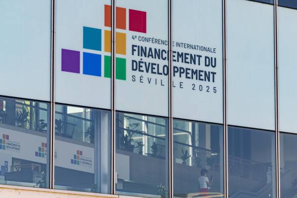 <i>Fachada del Palacio de Congresos FIBES de Sevilla este viernes. La IV Conferencia Internacional sobre Financiación para el Desarrollo (FFD4), que acogerá Sevilla a partir del próximo lunes hasta el 3 de julio, se suma a las grandes citas de relevancia mundial, como la Exposición Iberoamericana de 1929 o la Expo'92, que la capital de Andalucía ha albergado a lo largo de su historia. EFE/ Julio Muñoz</i>
