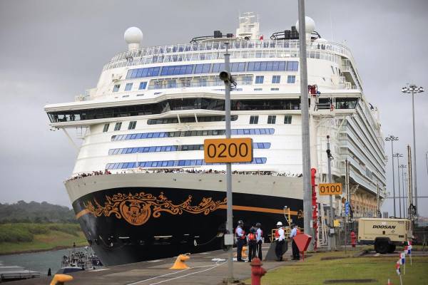 <i>Fotografía que muestra al crucero 'Disney Adventure' navegando en las esclusas Agua Clara este lunes, en Colón (Panamá). El tránsito inaugural del 'Disney Adventure' marca un hito en el Canal de Panamá, al convertirse en el crucero de pasajeros con mayor capacidad y tonelaje bruto en cruzar la vía interoceánica. EFE/ Bienvenido Velasco</i>